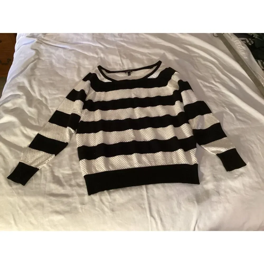 Torrid Top Sweater White & Black Striped Size 1 Plus‎ Lightweight Pullover